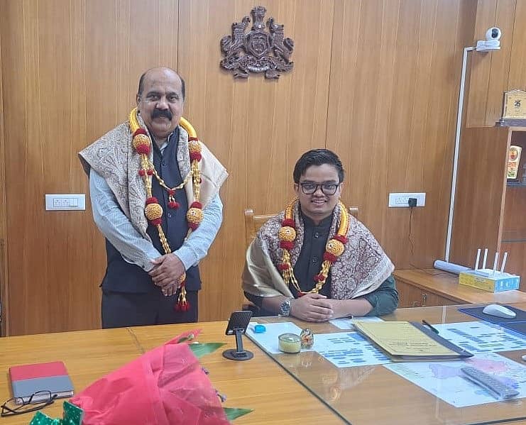 <div class="paragraphs"><p>ಹೊಸಪೇಟೆಯಲ್ಲಿ ಶುಕ್ರವಾರ ಸದಾಶಿವ ಪ್ರಭು ಬಿ. (ಎಡ) ಅವರು ಮೊಹಮ್ಮದ್ ಅಲಿ ಅಕ್ರಂ ಷಾ ಅವರಿಗೆ ಸಿಇಒ ಹುದ್ದೆಯನ್ನು ಹಸ್ತಾಂತರಿಸಿದ</p></div>